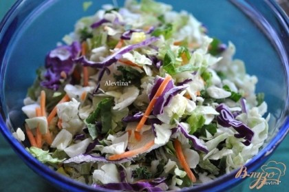 Приготовить все овощи для салата, порезать. Сложить все в салатное блюдо.
