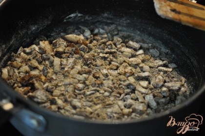 На эту же  сковороду добавить оливковое масло, затем лук и обжаривать  5 мин. Затем чеснок, чили перец, орегано, черный перец и обжаривать 3 мин. Добавим муку, перемешаем.