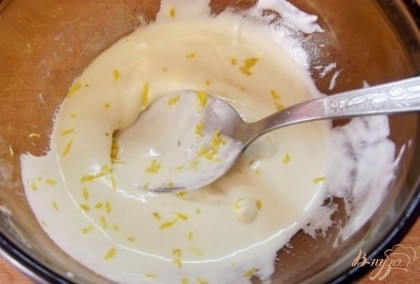 Натрите чайную ложку лимонной цедры на мелкой терке и подмешайте к соусу. Маленький секрет. Вместо оливкового масла и горчицы можно использовать один компонент - горчичное масло. Но его нужно класть в два раза меньше.