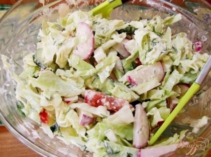 Готово! Заправьте салат соусом и подавайте в глубокой салатнице. Приятного вам аппетита! =)