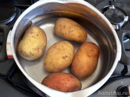 Картофель отварить «в мундире» в подсоленной воде, до полной готовности.