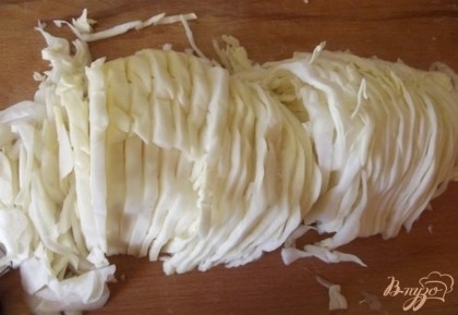 Для начала белокочанную капусту (не молодую) нарезаем как в суп, длинными полосками толщиной в пол сантиметра.