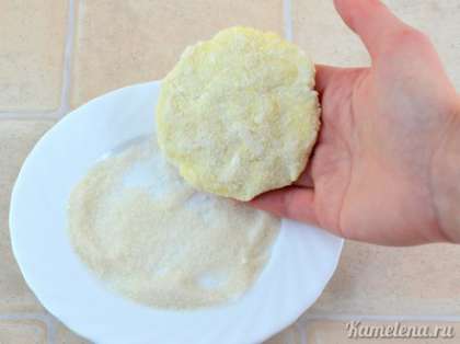 Разделить тесто на 12 шариков, сахар насыпать в плоскую тарелку. Шарик расплющить в руках в плоскую лепешку, положить в сахар, слегка придавить.