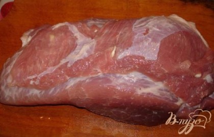 Мясо обмыть, обсушить. Наколоть в нескольких местах острым концом ножа и впихнуть в отверстия порубленный пластинами чеснок.