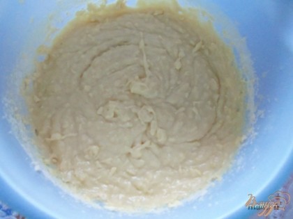 Затем в яично-масляную массу добавить кокосовую массу, взбить. Затем ввести муку, смешанную с разрыхлителем. Замесить тесто.