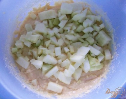 Яблоки очистить и порезать на кубики.Добавить нарезанные яблоки в тесто. Тщательно перемешать.