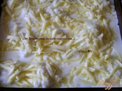 Посыпать тертым сыром. Запекать при 200*С около 25 минут до румяности.