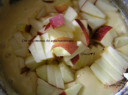 Одно яблоко нарезать на кусочки, добавить в тесто, перемешать.