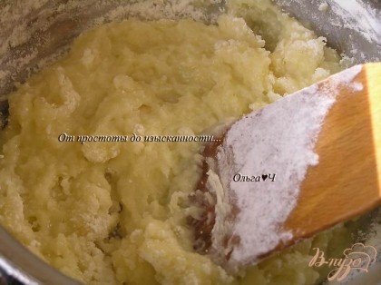 В кастрюльке вскипятить воду со сливочным маслом и всыпать муку, интенсивно помешивая лопаточкой.