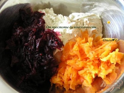 Приготовить начинку. Свеклу и морковь натереть на терке, добавить творожный сыр, перемешать.