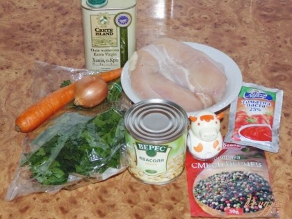Итак, для приготовления блюда нам необходимы следующие ингредиенты: фасоль консервированная, томатная паста, филе куриное, лук репчатый, петрушка, морковь, масло оливковое, приправы и соль по вкусу.