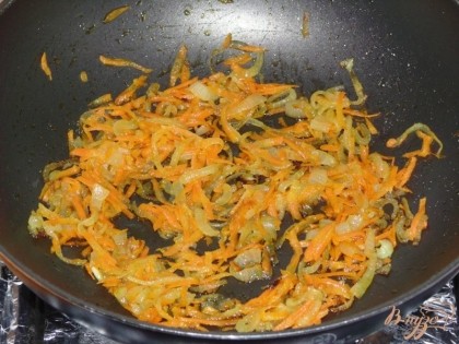 Разогреваем сковороду, добавляем оливковое или подсолнечное масло, обжариваем лук вместе с морковью до золотистого цвета.