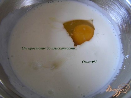В кефир добавить соль и соду, перемешать, добавить яйцо и сахар, перемешать.
