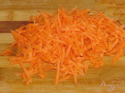 Очищаем морковь, споласкиваем под проточной водой и нарезаем соломкой. Можно ускорить процесс и натереть морковь на средней или крупной терке.