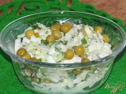 Готово! Насыпаем салат в салатники и подаем. При подаче салат можно украсить зеленью. Салат готовим непосредственно перед употреблением. Приятного аппетита!