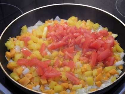 Обжарить лук, морвковь, помидоры и перец