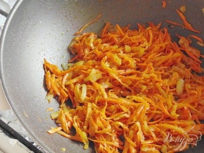 Чистим репчатый лук и морковь от кожуры. Лук и морковь выбираем средних размеров. Лук мелко режем, полукольцами или соломкой, морковь можно натереть на средней терке или нарезать также как и лук. Ставим сковороду на маленький огонь, добавляем оливковое масло, морковь и лук. Перчим и солим по вкусу. Обжариваем до золотистого оттенка. Здесь главное не пережарить морковь с луком, морковь должна быть мягкой и пустить сок, а лук должен стать прозрачным и пропитаться соком моркови. Остужаем.