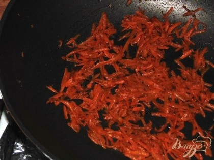 Морковь очищаем, промываем под проточной водой и натираем на средней терке. Ставим сковороду на огонь, наливаем оливковое масло, разогреваем, добавляем натертую морковь и обжариваем на маленьком огне до готовности, морковь должна пустить сок и подрумяниться, солим и перчим по вкусу.