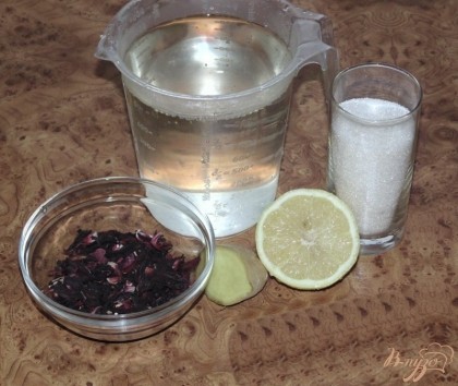 Для приготовления "Рубинового напитка" нам потребуются такие ингредиенты: чай каркаде, лимон, свежий имбирь, сахар и вода.