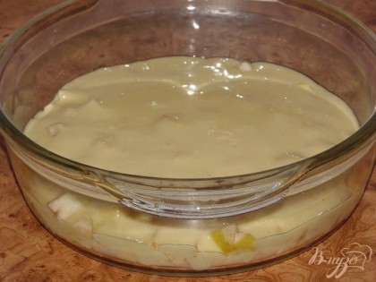 Приступаем к нарезке яблок для пирога. Споласкиваем их под проточной водой, разрезаем на четыре части и вырезаем сердцевину с косточками. Кожуру с яблок можно не срезать, по желанию. Режем яблоки небольшими кубиками, размер кубиков выбираем произвольно. Смазываем форму для выпечки оливковым или подсолнечным маслом, или же просто застилаем специальной бумагой для выпечки. В форму выкладываем нарезанные кубиком яблоки, сверху заливаем тестом. Отправляем в духовку, которую нужно заранее разогреть до 180 градусов, и выпекаем до образования румяной корочки на самой верхней полке. На готовность пирог можно проверить зубочисткой, к ней не должно липнуть тесто, но не забываем про наличие яблок в пироге.