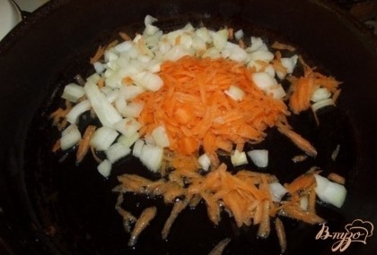 Дальше с лука снимите верхний толстый грубый слой и нарежьте его кубиками. Морковь тоже очистите снимая толстый слой. Морковь можно натереть на терке или порезать небольшими кубиками. На глаз объем лука с морковью вместе взятых должен быть примерно равен объему кабачков. В сковородке с разогрейте растительное масло и растопите столовую ложку сливочного сразу же положит туда морковь и лук. обжариваем овощи до появления характерного аромата.