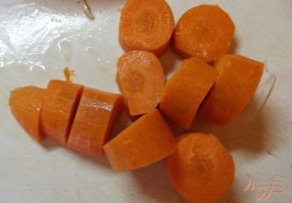 Что касается моркови, ее нужно очистить и хорошенько вымыть. После этого порежьте ее крупными толстыми кружочками (большую толстую морковь можно поделить на полу кружочки).