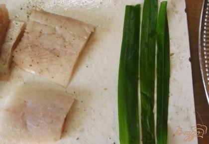 Рыбное филе вымойте и хорошенько обсушите полотенцем или салфеткой. разрежьте рыбу на квадратики размером примерно пять на пять. Смешайте соль с перцем черным и красным, натрите смесью специй рыбу.