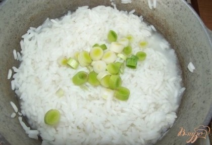 Тем временем отварите рис и порубив стебель чеснока мелко, добавьте его в рис. Заправьте рис оливковым малом и накройте крышкой чтобы не остывал.