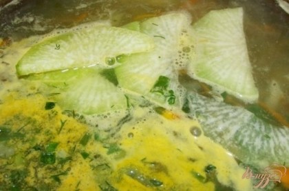 Следом отправьте всю зелень, в том числе и порезанный молодой чеснок. Хорошенько перемешайте суп и накрыв крышкой проварите примерно пять минут.