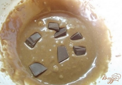 Взбивайте тесто до того момента, пока оно не станет полностью однородным. Молочный шоколад поломайте крупными кусочками и положите в тесто. Перемешайте тесто ложкой чтобы шоколад равномерно распределился по массе теста.