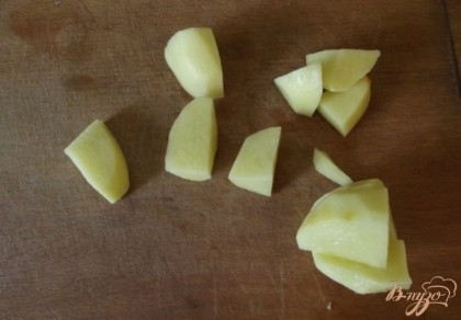 Половину картофеля нарежьте крупными кусочками, а вторую половину мелко. Благодаря этому мелкая часть картофеля сильно развариться и суп будет плотненьким.