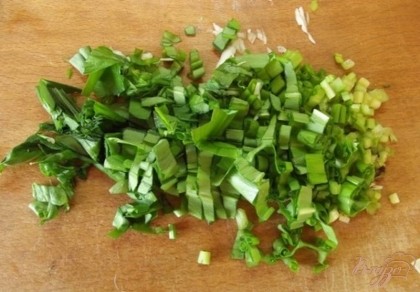Зеленый лук, укроп, шпинат или другую зелень на ваш выбор измельчите. Когда бульон будет процежен вскипятите его и положите мясо, картофель и специи, прованские травы. Когда вода снова закипит отсчитайте четыре минуты и кладите редьку с зеленью вместе. Очень важно теперь, чтобы суп не вскипал, иначе редька развариться и не будет ощутима. Варите суп на медленном огне не накрывая крышкой до готовности. Конечно же вода будет выкипать, поэтому подливайте ее по необходимости. Примерно через десять минут после начала приготовления посолите и поперчите суп по вкусу.