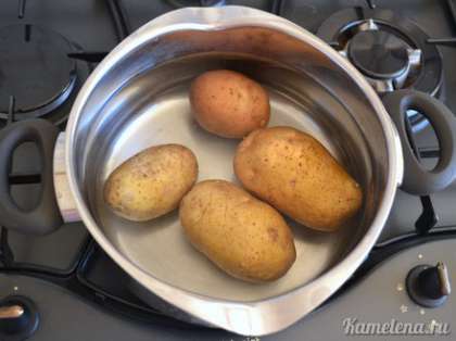 Картофель отварить «в мундире» в подсоленной воде, до готовности.