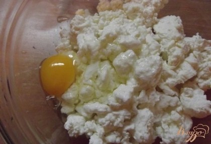 Смешайте творог с яйцом. Для обезжиренного, либо просто полежавшего пару дней в холодильнике творога одного яйца будет достаточно. Для мокрого творога одно яйцо замените на два желтка (без белков!).