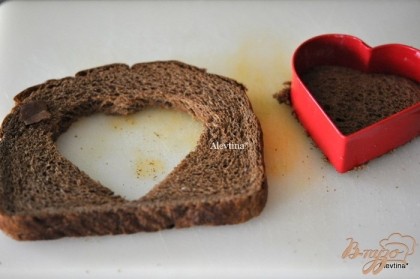 Подсушить хлеб на тосторе или просто поджарить на масле. Подсушенный один кусок хлеба вырезаем формочкой любой.