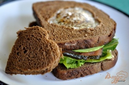 Готово! Накрываем готовым куском хлеба с яйцом. Ваш сэндвич готов. Приятного аппетита.