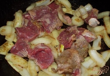 Мясо с луком вместе уже обжариваем до готовности под крышкой, на среднем огне.