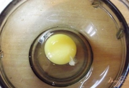 Для начала в глубокой мисочке взбейте в пену одно куриное яйцо.