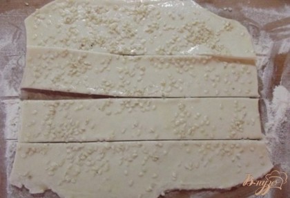 Теперь нарежьте тесто на полосочки шириной примерно в четыре сантиметра. Вообще слишком толстые полосочки просто могут сильно раскрыться при выпекании, а слишком тоненькие могут пересохнуть.