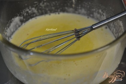 Смешаем в другой большой емкости яйца, затем сахар, перемешаем 30 секунд. Добавим оливковое масло, перемешиваем 45 секунд. Добавим экстракты и  затем апельсиновый сок.