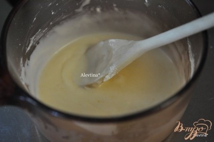 Глазурь:растопить сливочное масло, снять с огня , добавить сахарную пудру, молоко,лимонный сок. Перемешиваем после каждого добавления.