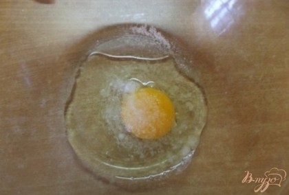 В глубокую миску вбейте яйцо и добавьте столовую ложку соли без горки. Взбейте яйцо в однородную пену.