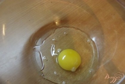Для начала взбейте в пену одно куриное яйцо с половиной чайной ложки соли.