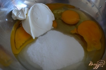 Яйца, сахар и маскарпоне размешать .