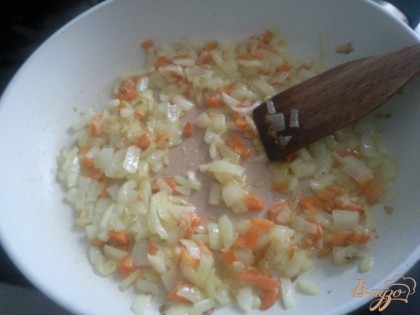 Обжарим лук и морковь до прозрачности и мягкости.
