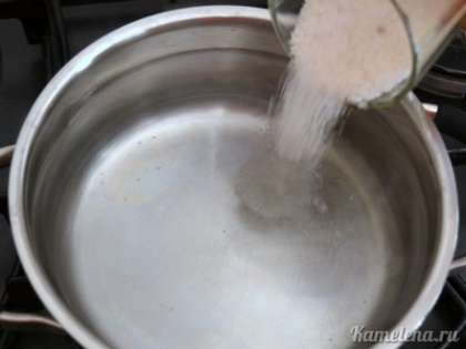 В кастрюлю налить литр воды, закипятить. Добавить сахар, соль, перемешать, остудить до теплого состояния.