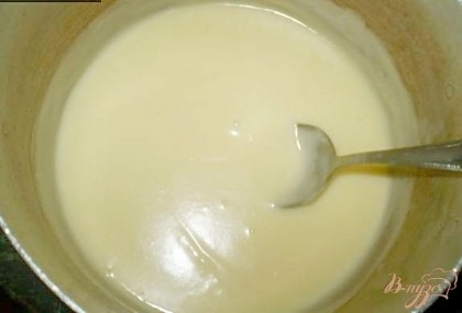 Для крема нужно молоко влить в кастрюльку, добавить сахар, яйцо, муку, ваниль(на кончике ножа) и взбить миксером. Поставить на огонь, и непрерывно помешивая, варить до загустения. Выключить газ, добавить масло сливочное, и хорошо перемешать. Крем готов.