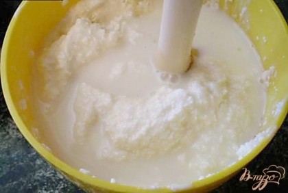Разведите желатин в горячем молоке. Соедините творожную массу с сахаром, молоко+желатин. Взбейте. Должна получиться густая однородная масса.