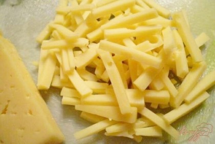 Сыр режем брусочками.