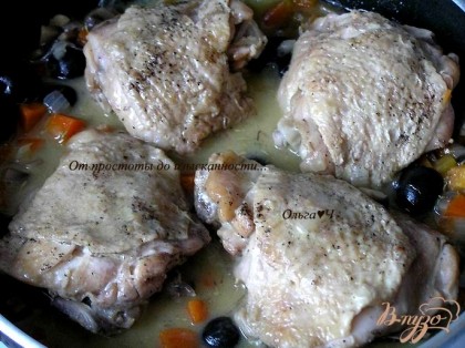 Затем добавить маслины, тимьян и имбирь, перевернуть курицу другой стороной и готовить еще 15 минут.